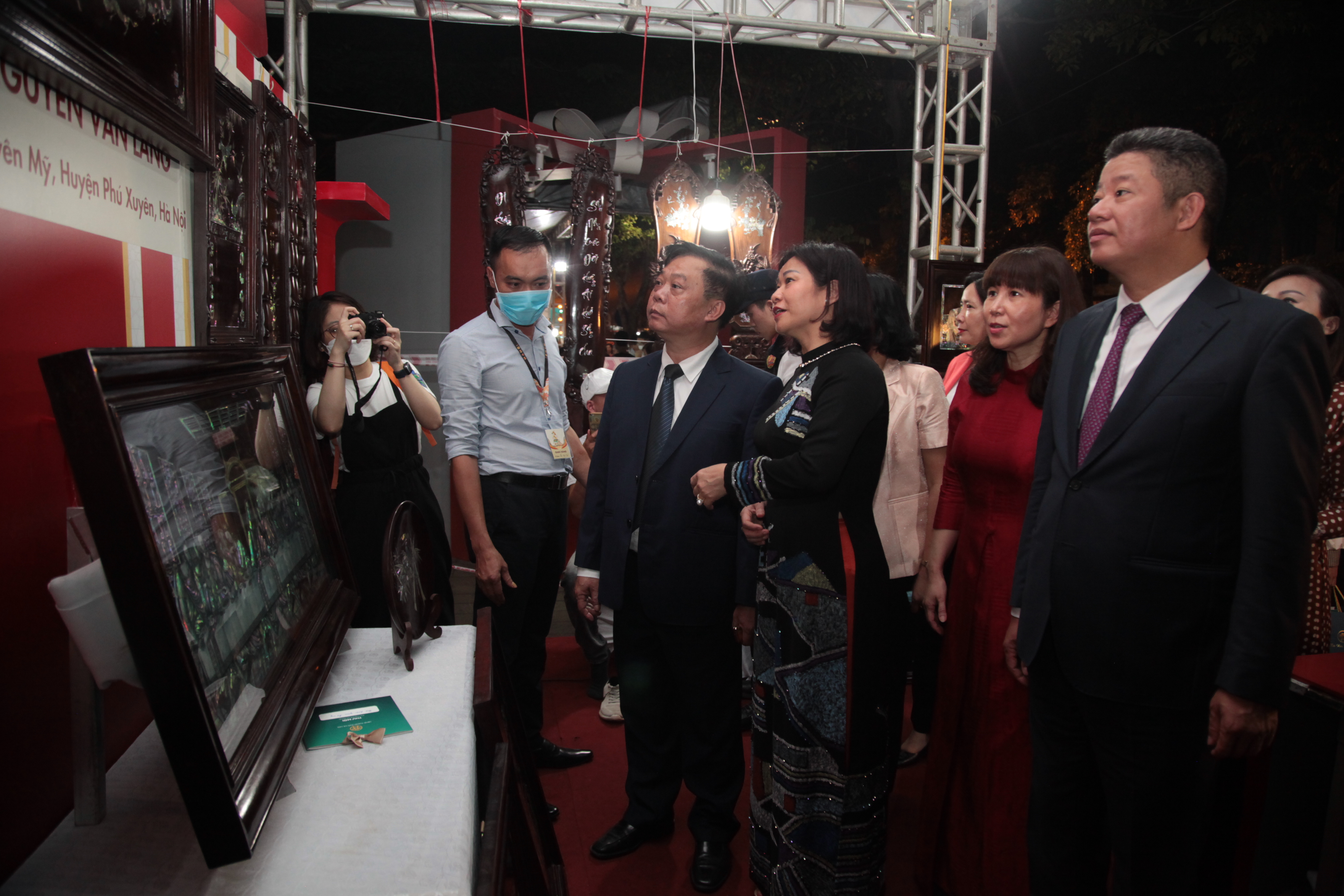 Các đại biểu tham quan gian hàng giới thiệu sản phẩm quà tặng du lịch Hà Nội